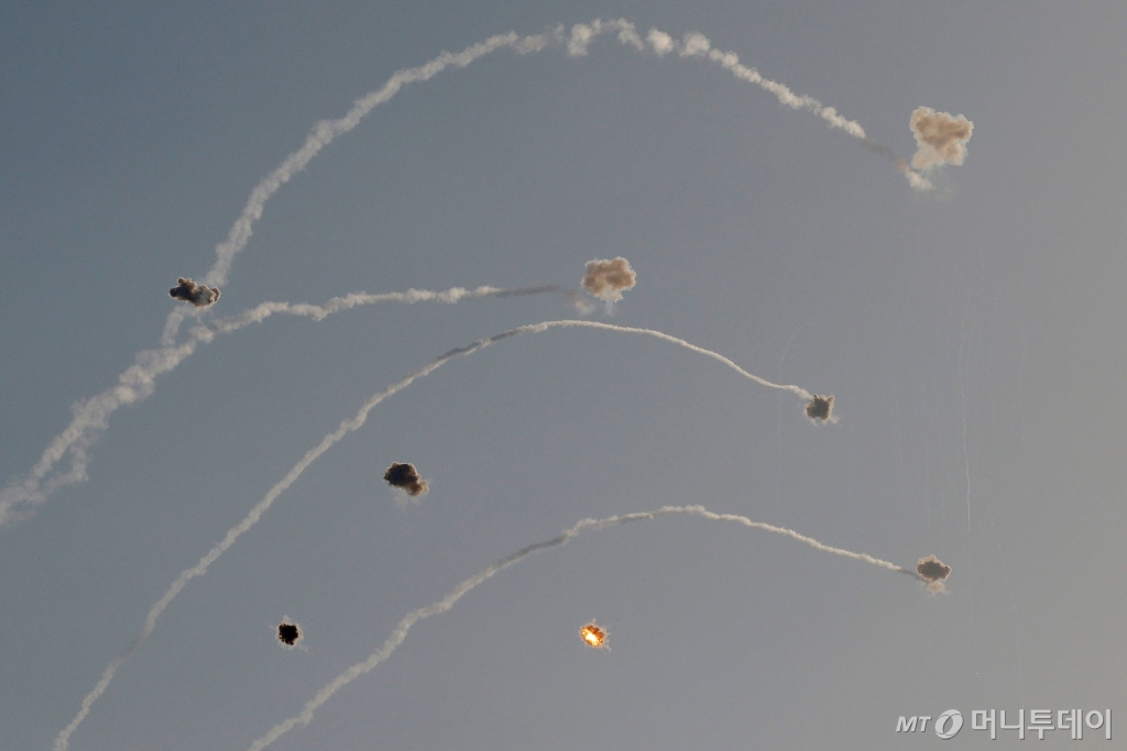 (북부 갈릴리 AFP=뉴스1) 이강기자 = 레바논 남부지역에서 발사된 로켓들이 8일 이스라엘 북부 갈릴리 상공에서 이스라엘 아이언 돔 방공망 시스템에 의해 요격되고 있다. 이스라엘군과 레바논 남부 소재 시아파 무장단체 헤즈볼라간 국경을 넘나드는 포격전이 이어지며 전면전 우려도 커지고 있다. 2024.07.09       ⓒ AFP=뉴스1  Copyright © 뉴스1. All rights reserved. 무단 전재 및 재배포,  AI학습 이용 금지. /사진=(북부 갈릴리 AFP=뉴스1) 이강기자