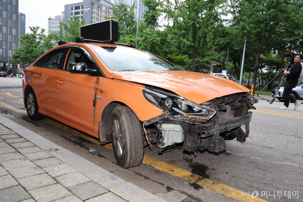 3일 오후 5시 18분쯤 서울 중구 국립중앙의료원 앞 도로변에 돌진 사고 피의자 택시가 세워져 있다./사진=뉴스1