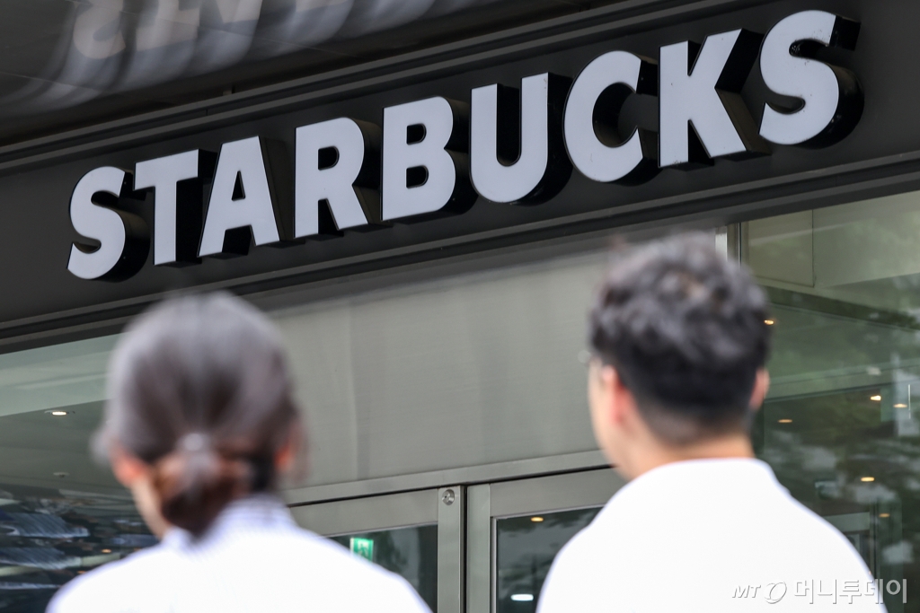 (서울=뉴스1) 민경석 기자 = 스타벅스가 오는 8월 2일부터 사이즈별 음료 가격 등 일부 품목 가격을 조정한다. 그란데(473ml) 사이즈와 벤티(591ml) 사이즈의 경우 현재 가격에서 600원 인상하며 톨(355ml) 사이즈 음료가격은 동결, 숏(237ml) 사이즈 가격은 300원 인하한다. 31일 서울 시내 한 스타벅스 매장 앞을 시민들이 지나가고 있다. 2024.7.31/뉴스1 Copyright © 뉴스1. All rights reserved. 무단 전재 및 재배포, AI학습 이용 금지. /사진=(서울=뉴스1) 민경석 기자