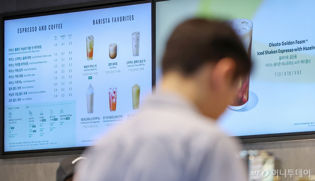 (서울=뉴스1) 민경석 기자 = 스타벅스가 오는 8월 2일부터 사이즈별 음료 가격 등 일부 품목 가격을 조정한다. 그란데(473ml) 사이즈와 벤티(591ml) 사이즈의 경우 현재 가격에서 600원 인상하며 톨(355ml) 사이즈 음료가격은 동결, 숏(237ml) 사이즈 가격은 300원 인하한다. 31일 서울 시내 한 스타벅스 매장 전광판에 커피를 비롯한 음료 메뉴와 가격이 안내되고 있다. 2024.7.31/뉴스1 Copyright © 뉴스1. All rights reserved. 무단 전재 및 재배포, AI학습 이 /사진=(서울=뉴스1) 민경석 기자