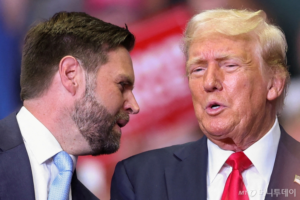 (그랜드래피즈 로이터=뉴스1) 김종훈 기자 = 20일(현지시간) 도널드 트럼프 전 미국 대통령(오른쪽)이 공화당 부통령 후보로 지명된 J.D. 밴스와 함께 서있다. 이날 트럼프는 미시간주 그랜드래피즈에서 러닝메이트인 밴스와 함께 처음 유세에 나섰다. 2024.07.20.  ⓒ 로이터=뉴스1  Copyright © 뉴스1. All rights reserved. 무단 전재 및 재배포,  AI학습 이용 금지. /사진=(그랜드래피즈 로이터=뉴스1) 김종훈 기자