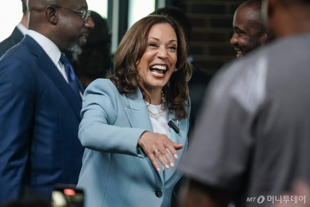 (애틀랜타 AFP=뉴스1) 우동명 기자 = 카멀라 해리스 미국 부통령이 30일(현지시간) 조지아주 애틀랜타의 유명한 흑인 레스토랑을 찾아 주민의 환영을 받고 있다. 2024.07.31  ⓒ AFP=뉴스1  Copyright © 뉴스1. All rights reserved. 무단 전재 및 재배포,  AI학습 이용 금지. /사진=(애틀랜타 AFP=뉴스1) 우동명 기자