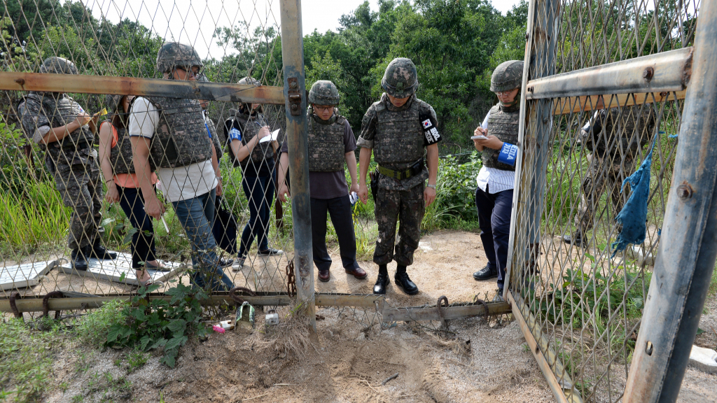 2015년 8월 경기 서부 비무장지대(DMZ)에서 육군 소속 하사 2명이 수색 작업 도중 목함지뢰 3발에 의해 크게 다쳐 국군수도병원에 옮겨져 치료받았다. 이와 관련해 국방부 조사팀이 사고 현장에 방문해 주변을 살펴보고 있는 모습. /2015.08.10. /사진=뉴스1, 국방부 공동취재진  