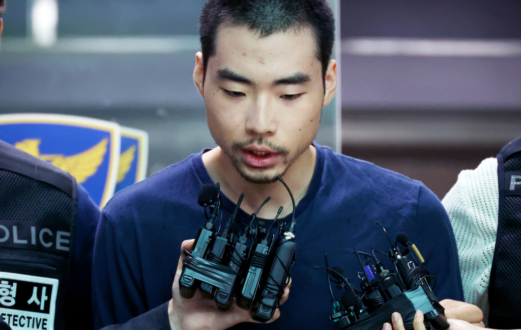 최원종이 지난해 8월 10일 검찰로 송치되기 위해 경기 성남시 수정경찰서에서 호송차로 향하고 있다./사진=머니투데이 DB