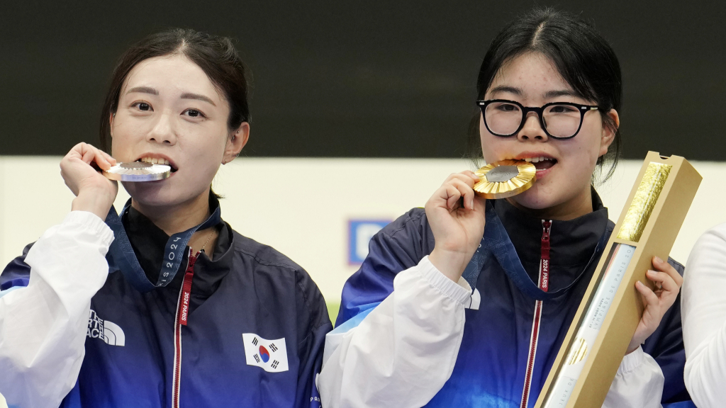 '2024 파리 올림픽' 사격 여자 10m 공기권총 종목에서 김예지(왼쪽)와 오예진이 각각 따낸 은메달, 금메달을 깨물어 보고 있다. /2024.07.28. /AP=뉴시스 