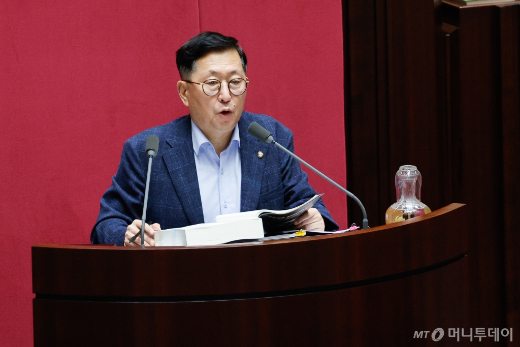 군사전문기자 출신인 유용원 국민의힘 의원이 지난달 28일 서울 여의도 국회 본회의장에서 방송문화진흥회법(방문진법) 개정안에 반대하는 '무제한 토론'(필리버스터)을 하고 있다. / 사진=뉴스1