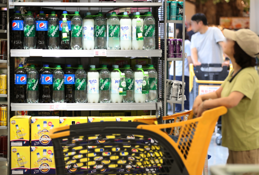 가공식품 업계가 6월 들어 초콜릿과 콜라·사이다, 김, 간장 등 각종 가공식품과 음료, 프랜차이즈 메뉴 가격의 줄인상을 예고한 가운데 2일 서울의 한 대형마트에 탄산음료가 진열돼 있다. /사진=뉴스1 /사진=(서울=뉴스1) 오대일 기자