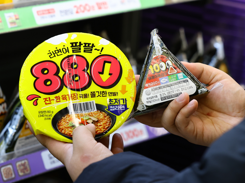 2월 15일 오후 서울 강남구 CU BGF 편의점에 '880원 컵라면'과 '1000원 삼각김밥'이 놓여있다. BGF리테일이 운영하는 편의점 CU는 880원짜리 육개장 컵라면과 1000원짜리 삼각김밥을 선보였다. /사진=뉴시스 /사진=김근수