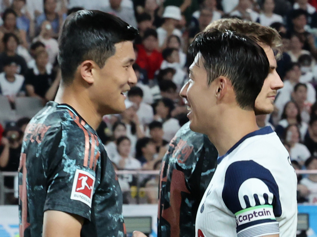 (왼쪽부터) 바이에른 뮌헨 김민재와 토트넘 손흥민이 3일 오후 서울 마포구 상암동 서울월드컵경기장에서 열린 쿠팡플레이 시리즈 잉글랜드 프리미어리그 토트넘 홋스퍼와 독일 분데스리가 바이에른 뮌헨의 경기에서 인사를 하고 있다. /사진=뉴스1