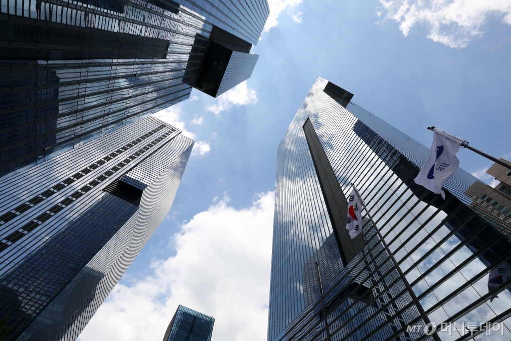 (서울=뉴스1) 박세연 기자 = 31일 삼성전자가 2분기 연결기준 영업이익이 10조 4439억 원으로 전년 동기(6685억 원) 대비 1462.3% 증가했다고 공시했다. 같은 기간 매출은 23.4% 늘어난 74조 683억 원, 순이익은 471% 증가한 9조 8413억 원으로 집계됐다. 사진은 이날 삼성전자 서초사옥. 2024.7.31/뉴스1 Copyright © 뉴스1. All rights reserved. 무단 전재 및 재배포, AI학습 이용 금지. /사진=(서울=뉴스1) 박세연 기자