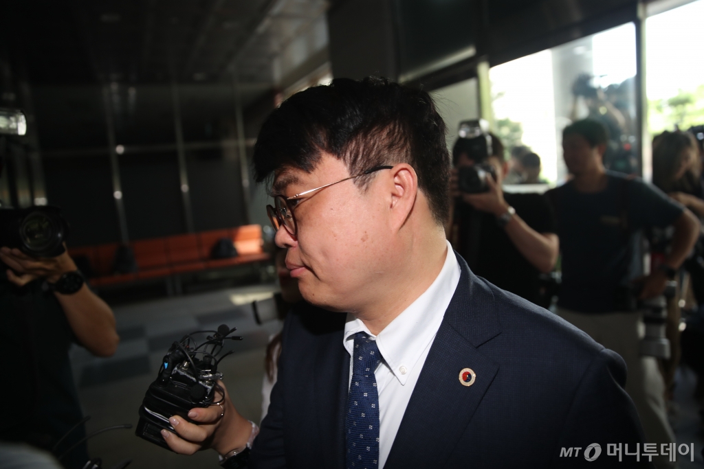 (서울=뉴스1) 임세영 기자 = 임현택 대한의사협회장이 20일 오전 서울 마포구 서울경찰청 반부패공공범죄수사대에서 소환조사를 받기 위해 발걸음을 옮기고 있다. 2024.6.20/뉴스1  Copyright © 뉴스1. All rights reserved. 무단 전재 및 재배포,  AI학습 이용 금지. /사진=(서울=뉴스1) 임세영 기자