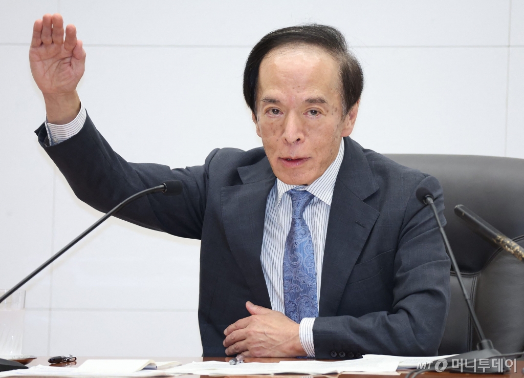 (도쿄 AFP=뉴스1) 우동명 기자 = 우에다 가즈오 일본은행 총재가 31일 (현지시간) 도쿄에 있는 일본은행 본점에서 기준 금리를 전격 인상한 뒤 기자회견을 갖고 “물가 전망이 실현되면 금리를 연내 추가 인상할 수도 있다”고 밝히고 있다. 2024.08.01 ⓒ AFP=뉴스1 Copyright © 뉴스1. All rights reserved. 무단 전재 및 재배포, AI학습 이용 금지. /사진=(도쿄 AFP=뉴스1) 우동명 기자