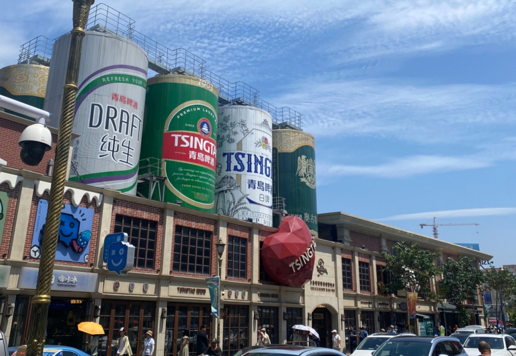 칭다오 시내에 위치한 칭다오맥주 1공장. 공장은 여전히 정상 운영되고 있으며 공장 내에는 맥주박물관이 조성돼 있다. 공장 반대편엔 맥주 선술집들이 즐비하다./사진=우경희 기자