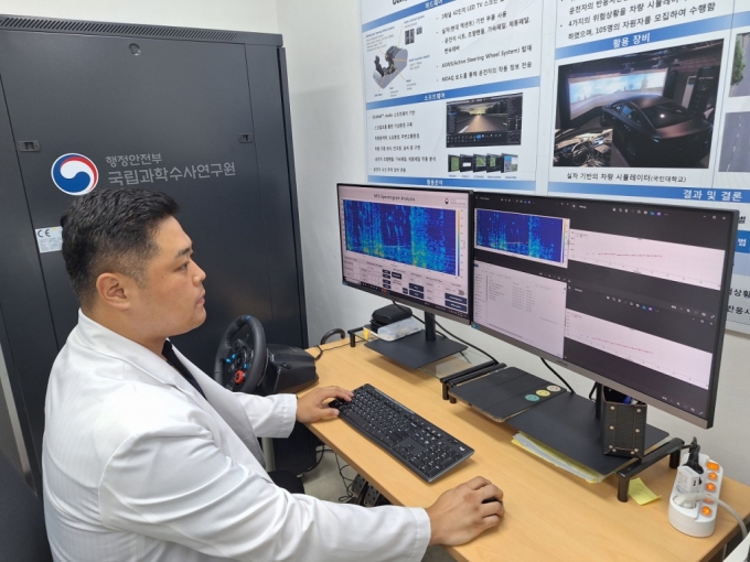 6일 오전 김종혁 국과수 차량안전실장이 사고 차량 엔진음 주파수를 분석하는 모습. /사진=김지은 기자