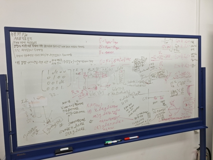 국과수 교통과 사무실에 있는 화이트보드에는 '자동긴급제동장치'와 관련한 수학 공식들이 한가득 적혀 있다./사진=김지은 기자