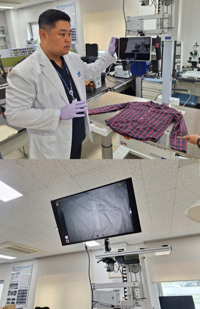 김종혁 국과수 차량안전실장이 테스트용 피해자 옷에 타이어 자국이 어느 정도 남았는지 확인하는 모습. /사진=김지은 기자