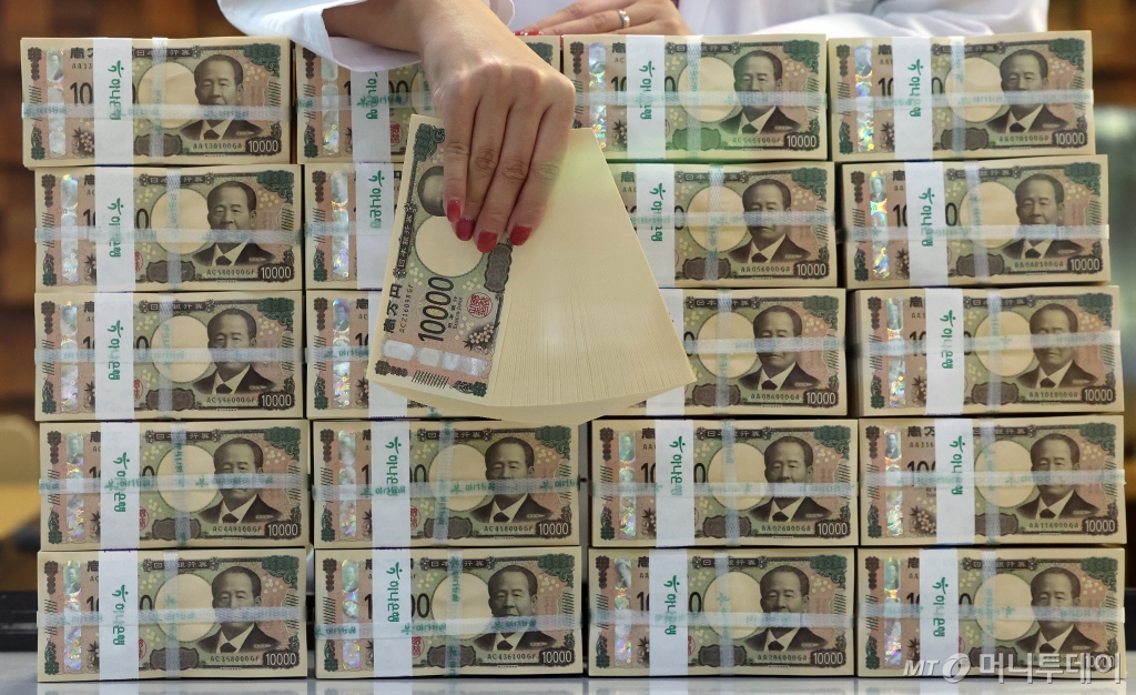 (서울=뉴스1) 김진환 기자 = 원/엔 환율이 약 3개월 만에 900원선을 오르내리며 강세를 보이고 있는 30일 오전 서울 중구 하나은행 위변조대응센터에서 직원이 엔화를 정리하고 있다.   한편, 일본은행이 오는 31일 열리는 금융정책 회의에서 기준금리 인상 여부를 논의하는 가운데 금리 인상 메시지를 내놓을 경우 '슈퍼 엔저' 국면이 막을 내릴 것이란 전망이 나온다. 2024.7.30/뉴스1  Copyright © 뉴스1. All rights reserved. 무단 전재 및 재배포,  AI학습 이용 금지. /사진=(서울=뉴스1) 김진환 기자