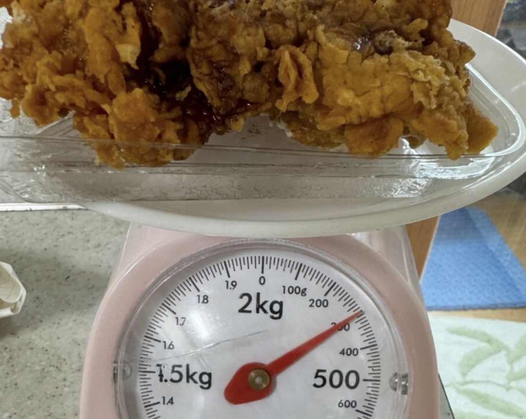 한 누리꾼이 자신이 사온 '뚜열치'가 '뚜닫치'였다면서 치킨 그램수를 쟀다. 300g 정량이 나왔다. /사진=온라인 커뮤니티 갈무리