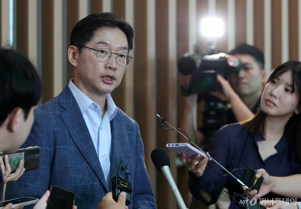 (서울=뉴스1) 오대일 기자 = 김경수 전 경남도지사가 14일 오전 인천국제공항 2터미널에서 런던으로 출국하기에 앞서 취재진과 인터뷰를 하고 있다.   고 노무현 전 대통령 15주기 추도식에 참석하기 위해 일시 귀국한 김 전 지사는 이날 출국 후 영국에서의 생활을 정리하고 독일 에버트재단 초청으로 베를린에서 6개월 정도 머무른 후 올해 연말 귀국할 예정이다. 2024.6.14/뉴스1  Copyright © 뉴스1. All rights reserved. 무단 전재 및 재배포,  AI학습 이용 금지. /사진=(인천공항=뉴스1) 오대일 기자