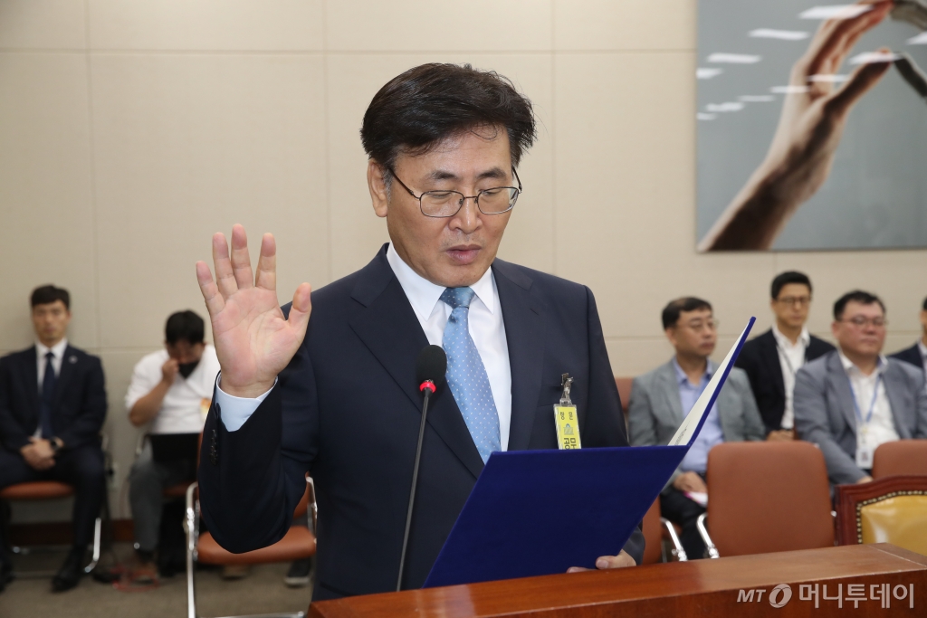 (서울=뉴스1) 이광호 기자 = 유상임 과학기술정보통신부 장관 후보자가 8일 오전 서울 여의도 국회에서 열린 과방위 인사청문회에서 선서하고 있다. 2024.8.8/뉴스1 Copyright © 뉴스1. All rights reserved. 무단 전재 및 재배포, AI학습 이용 금지. /사진=(서울=뉴스1) 이광호 기자