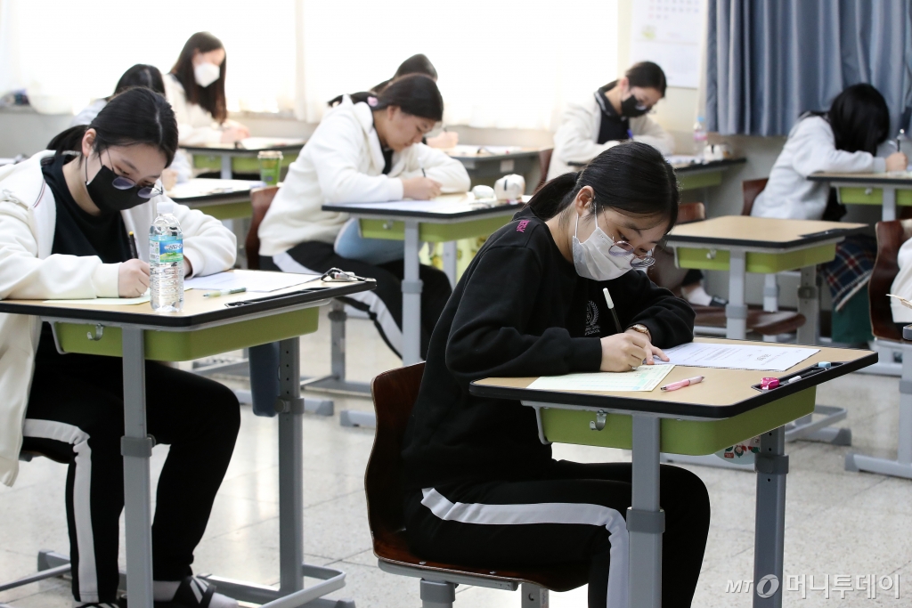 (대구=뉴스1) 공정식 기자 = 2024학년도 대학수학능력시험을 35일 앞두고 수능 전 마지막 모의고사인 10월 전국연합학력평가가 치러진 12일 오전 대구 수성구 정화여고에서 고3 학생들이 1교시 국어 영역 시험에 집중하고 있다. 2023.10.12/뉴스1 Copyright © 뉴스1. All rights reserved. 무단 전재 및 재배포, AI학습 이용 금지. /사진=(대구=뉴스1) 공정식 기자