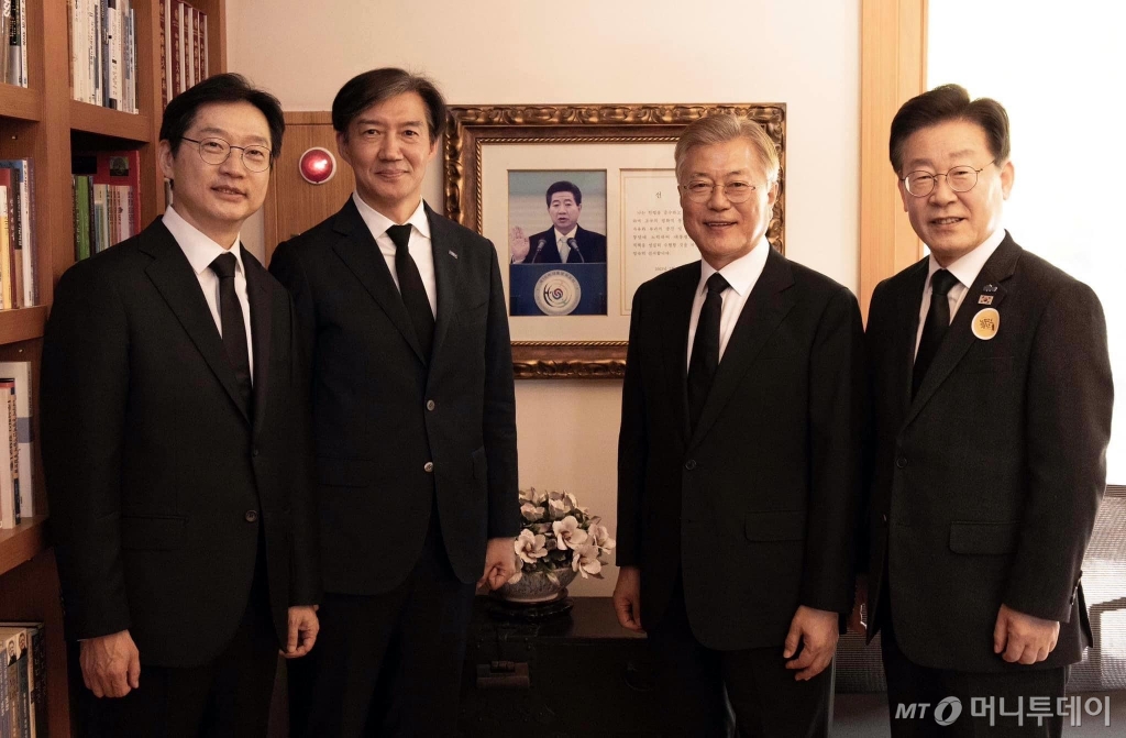 [서울=뉴시스] 조성봉 기자= 고 노무현 전 대통령의 15주기 추도식이 열린 23일 경남 김해 봉하마을 노 전 대통령 사저에서 문재인 전 대통령과 이재명 더불어민주당 대표, 조국 조국혁신당 대표, 김경수 전 경남지사가 만나 기념촬영을 하고 있다.(사진=조국 대표 페이스북) 2024.05.23. photo@newsis.com *재판매 및 DB 금지 /사진=조성봉