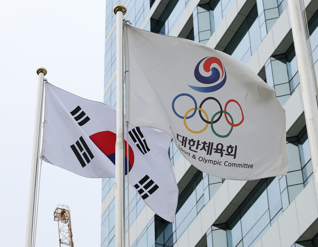 대한체육회는 배드민턴 국가대표 안세영 선수의 발언과 관련해 외부 감사 전문가 4명, 체육회 법무팀장과 감사실장 등으로 구성된 조사위원회를 꾸려 대회 폐막 이후 조사에 착수하겠다고 밝혔다. 체육회는 안세영의 문제 제기가 부상 관리, 훈련 체계, 선수 보호 등의 포괄적인 내용을 담고 있어, 면담 등을 통해 문제점이 확인되면 배드민턴협회를 감사하겠다고 덧붙였다. 사진은 8일 서울 송파구 대한체육회. /사진=뉴스1