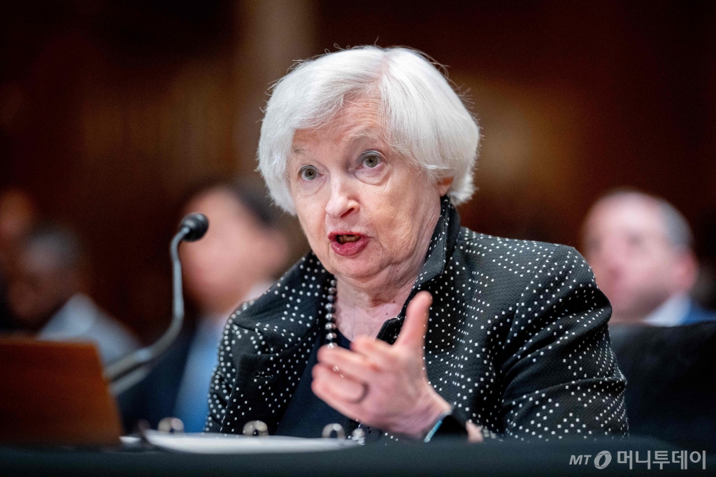 (워싱턴 AFP=뉴스1) 우동명 기자 = 재닛 옐런 미국 재무 장관이 4일(현지시간) 워싱턴 의사당의 상원 재정 및 일반정부 예산 소위원회 청문회에 출석해 “인플레이션 하락을 위해 할 일이 더 많다”고 밝히고 있다. 2024.06.05  ⓒ AFP=뉴스1  Copyright © 뉴스1. All rights reserved. 무단 전재 및 재배포,  AI학습 이용 금지. /사진=(워싱턴 AFP=뉴스1) 우동명 기자