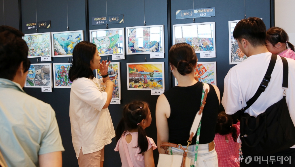 2024 12회 50년후의 바다상상하기 그림공모전 수상작품 전시 모습. 오는 16일까지 부산 국립해양박물관에서 전시가 진행된다./사진=김휘선 기자 hwijpg@ /사진=김휘선 기자 hwijpg@