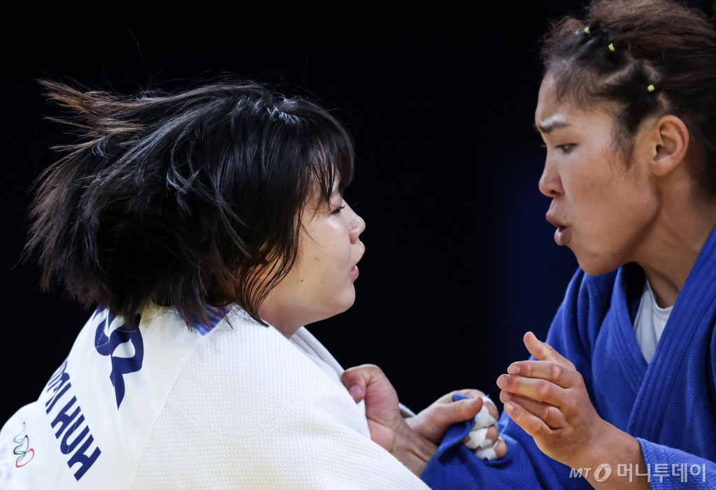 (파리(프랑스)=뉴스1) 박정호 기자 = 대한민국 유도대표팀 허미미 선수가 지난 7월29일 오후 (한국시간) 프랑스 파리 샹 드 마르스 아레나에서 진행된 파리올림픽 유도 여자 -57kg 토너먼트 8강 경기에서 몽골의 르카그바토구 선수와 자웅을 겨루고 있다.  2024.7.29/뉴스1  Copyright © 뉴스1. All rights reserved. 무단 전재 및 재배포,  AI학습 이용 금지. /사진=(파리(프랑스)=뉴스1) 박정호 기자