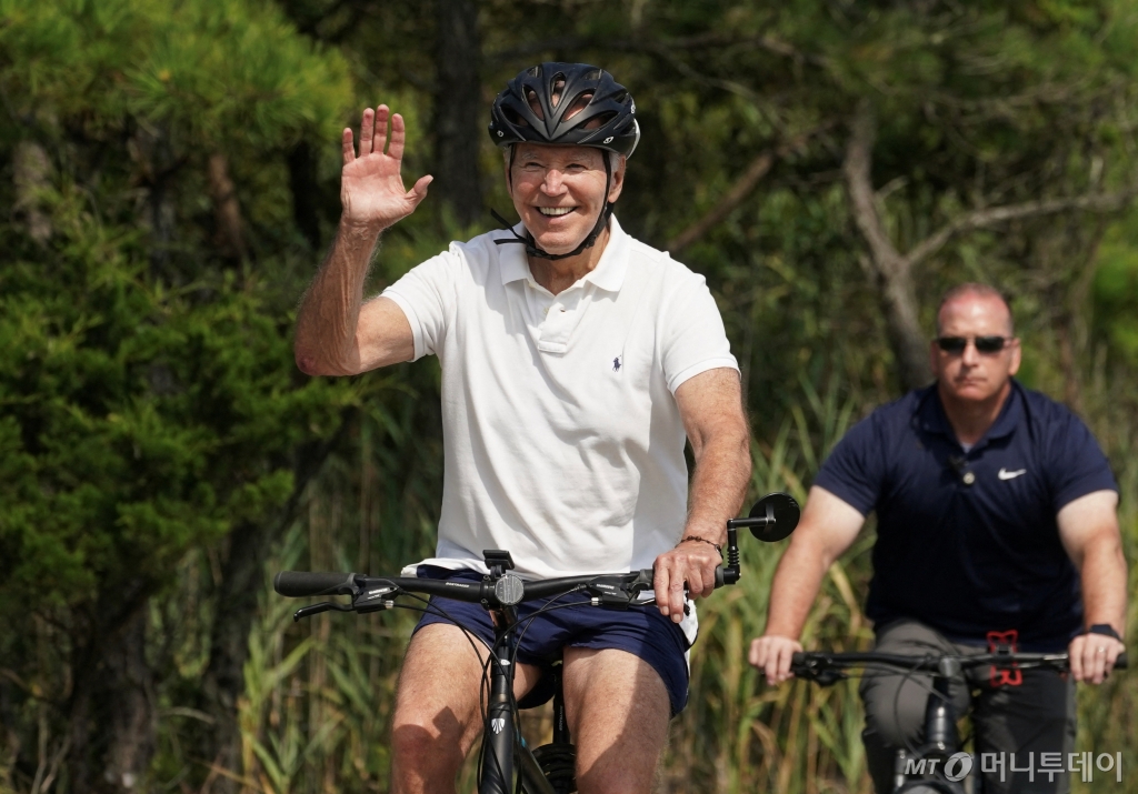 (레호보스 비치 로이터=뉴스1) 김지완 기자 = 11일(현지시간) 휴가를 즐기고 있는 조 바이든 미국 대통령이 델라웨어주 레호보스 비치 해변에서 자전거를 타면서 손을 흔들고 있다. 2024.08.11  ⓒ 로이터=뉴스1  Copyright © 뉴스1. All rights reserved. 무단 전재 및 재배포,  AI학습 이용 금지. /사진=(레호보스 비치 로이터=뉴스1) 김지완 기자