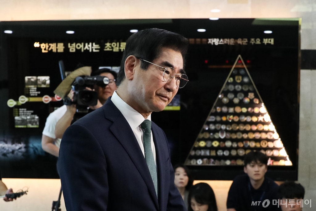 김용현 국방부 장관 후보자가 16일 서울 용산구 국방부 내에 마련된 청문회 준비 사무실로 출근하며 취재진의 질문을 받고 있다. / 사진=뉴스1