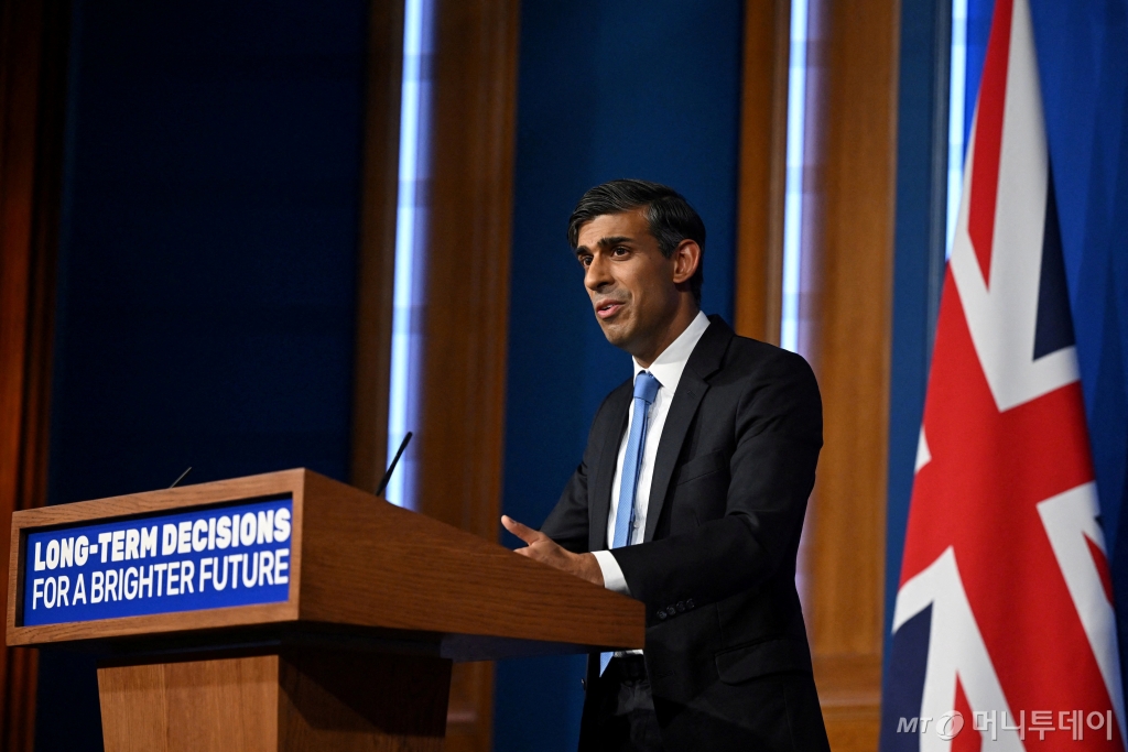 (런던 로이터=뉴스1) 장성희 기자 = 20일(현지시간) 영국 런던에서 리시 수낙 영국 총리가 기후정책에 대한 기자회견을 하고 있다. 이날 수낙 총리는 휘발유·경유차 신차 판매 금지 기한을 2030년에서 2035년으로 미룬다고 밝혔다. 2023.09.20/  ⓒ 로이터=뉴스1  Copyright © 뉴스1. All rights reserved. 무단 전재 및 재배포,  AI학습 이용 금지. /사진=(런던 로이터=뉴스1) 장성희 기자