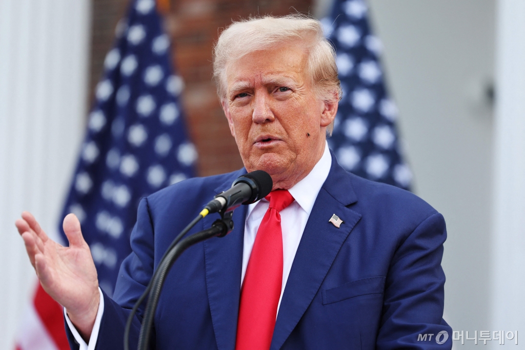 (베드민스터 AFP=뉴스1) 우동명 기자 = 미국 공화당 대선 후보인 도널드 트럼프 전 대통령이 15일 (현지시간) 뉴저지주 베드민스터에서 기자회견을 열고 “나와 다른 사람들을 상대로 사법시스템을 무기화한 카멀라 해리스 부통령에게 나는 매우 화가 난다”고 밝히고 있다. 2024.08.16  ⓒ AFP=뉴스1  Copyright © 뉴스1. All rights reserved. 무단 전재 및 재배포,  AI학습 이용 금지. /사진=(베드민스터 AFP=뉴스1) 우동명 기자