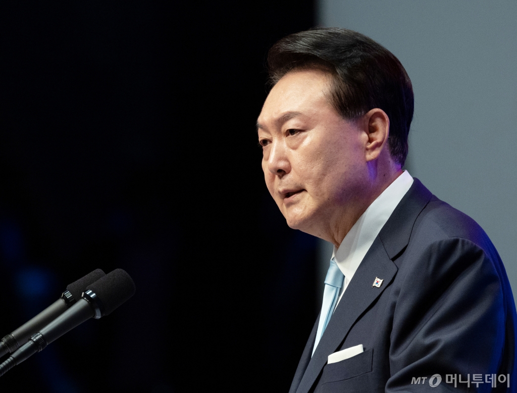 (서울=뉴스1) 송원영 기자 = 윤석열 대통령이 15일 서울 종로구 세종문화회관에서 열린 제79주년 광복절 경축식에서 경축사를 하고 있다. (대통령실 제공) 2024.8.15/뉴스1 Copyright © 뉴스1. All rights reserved. 무단 전재 및 재배포, AI학습 이용 금지. /사진=(서울=뉴스1) 송원영 기자