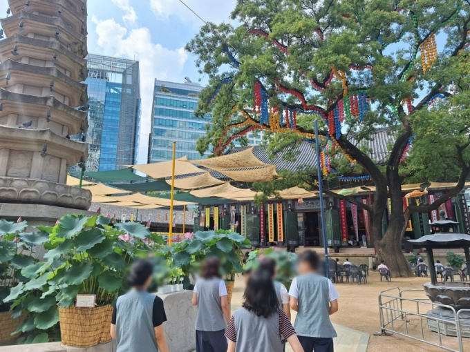 14일 서울 종로구 수송동의 조계사를 찾은 템플스테이 참가자들 모습. /사진=김지은 기자