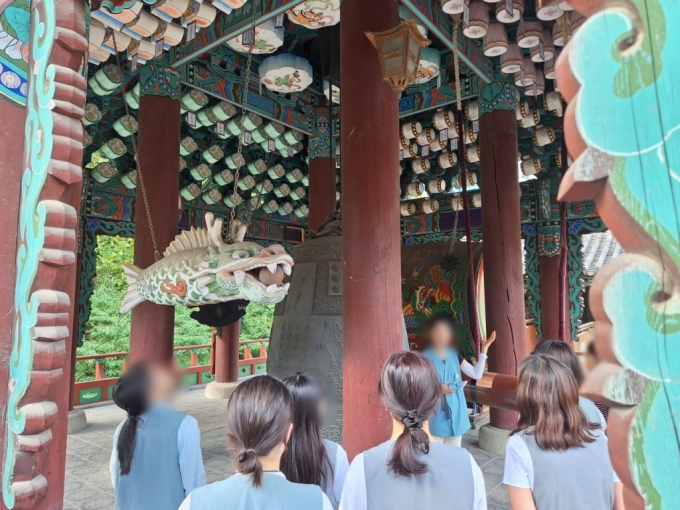 14일 서울 종로구 수송동의 조계사를 찾은 템플스테이 참가자들 모습. /사진=김지은 기자