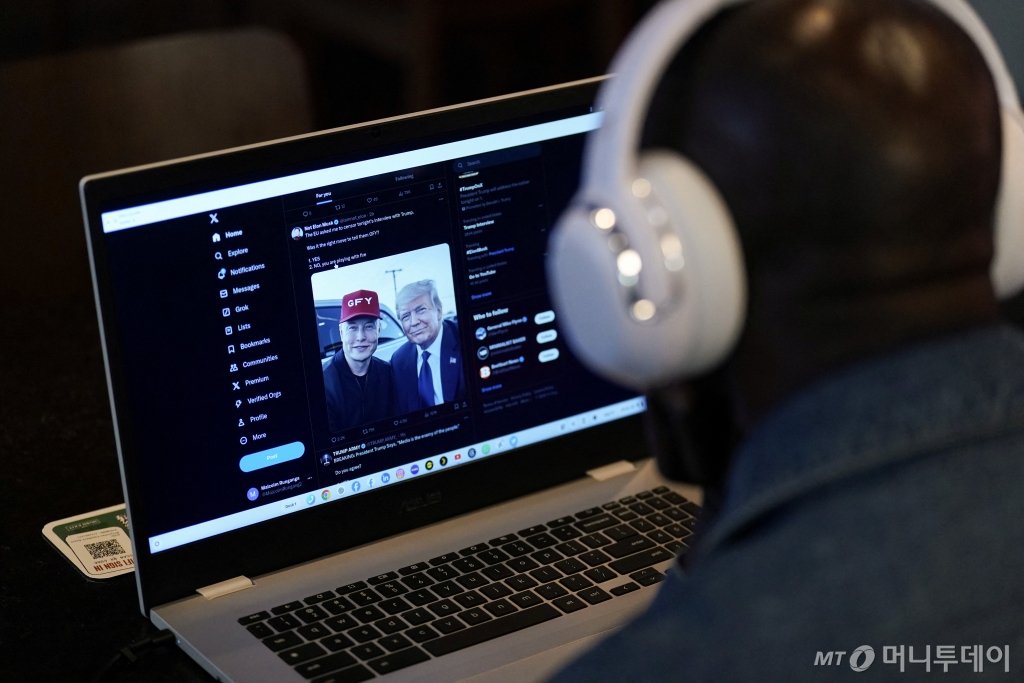 (뉴욕 로이터=뉴스1) 우동명 기자 = 12일(현지시각) 도널드 트럼프 전 미국 대통령과 일론 머스크 테슬라 CEO가 소셜미디어 X를 통해 온라인 대담을 하는 모습을 뉴욕에서 시민이 노트북으로 보고 있다. 2024.08.14  ⓒ 로이터=뉴스1  Copyright © 뉴스1. All rights reserved. 무단 전재 및 재배포,  AI학습 이용 금지. /사진=(뉴욕 로이터=뉴스1) 우동명 기자