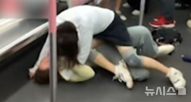 중국의 출근길 지하철 안에서 여성 두 명이 난투극을 벌이는 모습. /사진=뉴시스, @百姓关注