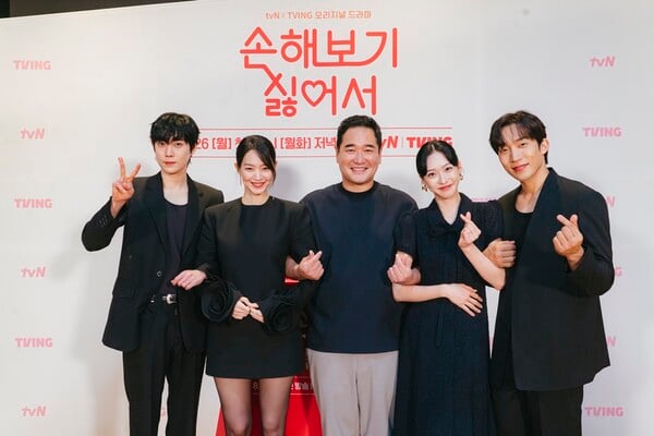 tvN X TVING 오리지널 드라마 '손해 보기 싫어서'의 김영대(사진 맨 왼쪽부터 오른쪽으로), 신민아, 김정식 감독, 한지현, 이상이./사진=tvN