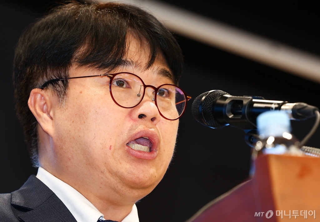 [서울=뉴시스] 김근수 기자 = 임현택 대한의사협회 회장이 19일 서울 용산구 대한의사협회에서 열린 복지위-교육위 연석 청문회에 대한 기자회견에서 기자회견문을 발표하고 있다. 2024.08.19. ks@newsis.com /사진=김근수