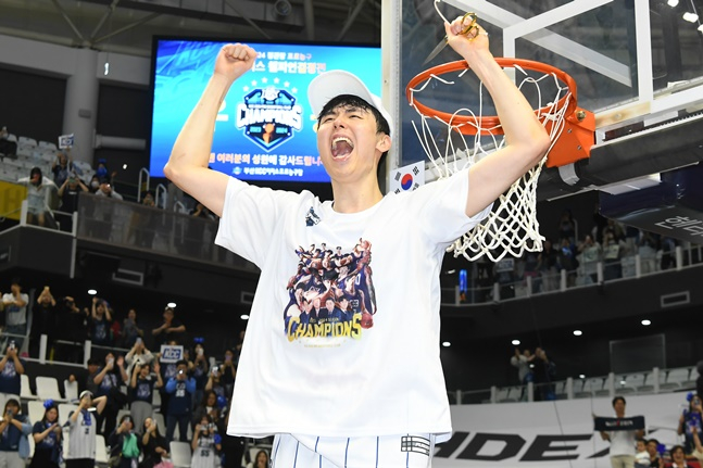 KCC 송교창이 2023~24시즌 KBL 챔피언결정전 우승 후 기뻐하고 있다. /사진=KBL 제공