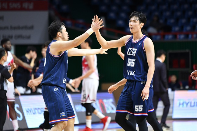 이승현(왼쪽)과 송교창. /사진=KBL 제공