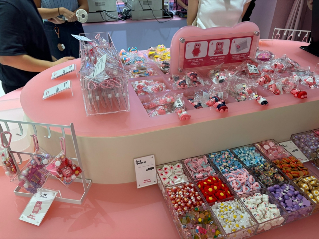  파츠를 넣어 '나만의 키링'을 꾸릴 수 있는 투명 파우치 키링 판매존. /사진=하수민기자 