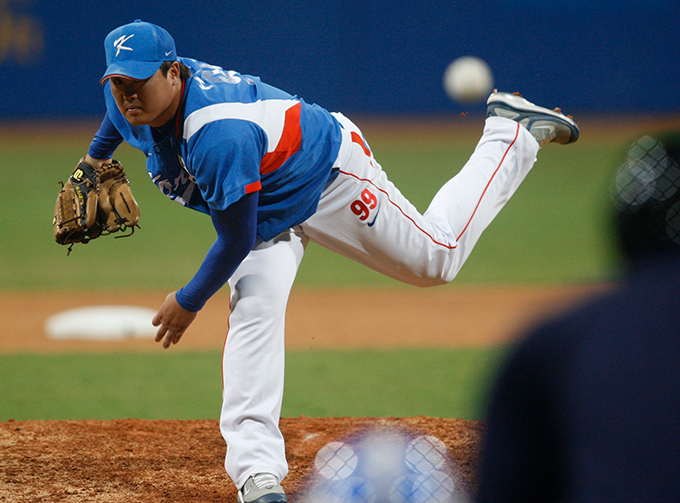 대한민국 투수 류현진이 2008년 8월 23일 중국 베이징 우커송 야구장에서 열린 2008 베이징 올림픽 야구 결승전에서 쿠바를 상대로 경기를 펼치고 있다./로이터=뉴스1