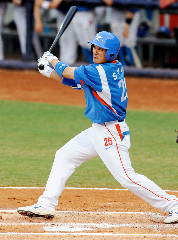 2008년 8월 23일 중국 베이징 우커송 야구장에서 열린 2008 베이징 올림픽 야구 쿠바와의 결승전에서 한국의 이승엽이 1회 초 투런 홈런을 치고 있다. /AFPBBNews=뉴스1