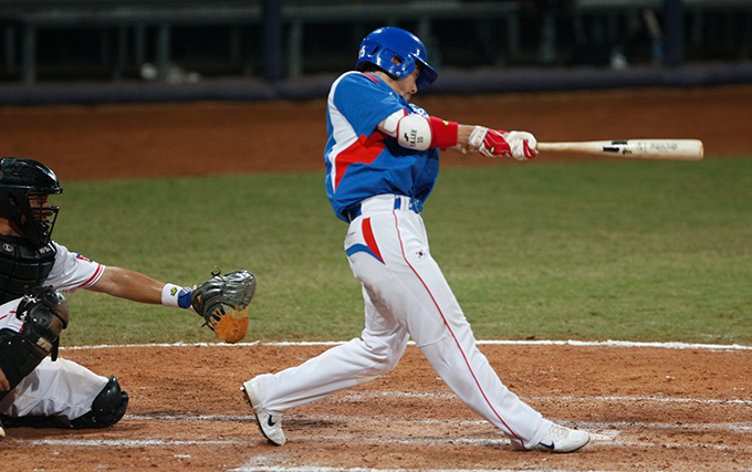 2008년 8월 23일 중국 베이징 우커송 야구장에서 열린 2008 베이징 올림픽 야구 쿠바와의 결승전에서 한국 이용규가 7회 초 2루타를 치고 있다. /로이터=뉴스1