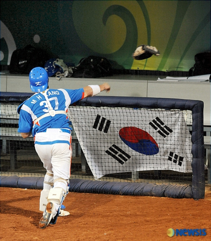 2008년 8월 23일 중국 베이징 우커송 야구장에서 열린 2008 베이징 올림픽 야구 한국과 쿠바의 결승전에서 한국의 포수 강민호가 9회말 1사 1,2루 상황에서 심판에게 항의하다 퇴장을 당한 후 더그아웃을 향해 미트를 던지고 있다. /사진=뉴시스