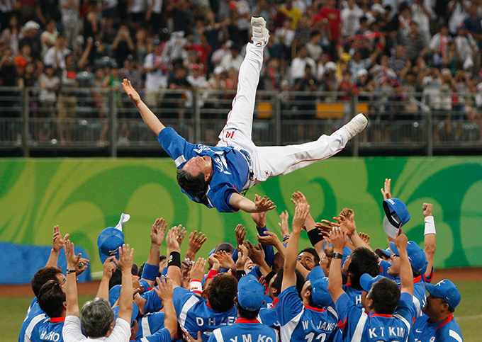 2008년 8월 23일 오후 중국 베이징 우커송 야구장에서 열린 2008 베이징 올림픽 야구 결승전에서 한국이 쿠바를 상대로 3대2로 승리한 후 김경문 감독을 헹가래치고 있다. /로이터=뉴스1