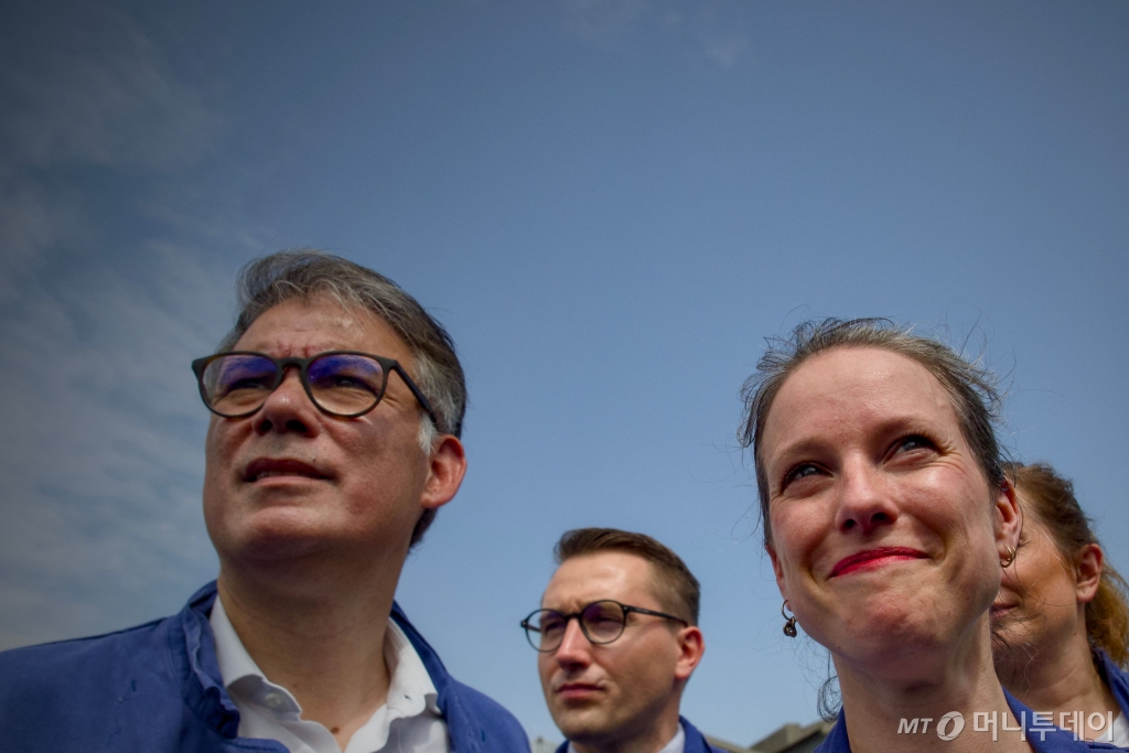 (오를레앙 AFP=뉴스1) 김예슬기자 = 프랑스 총선에서 다수세력이 된 좌파연합 신민중선(NFP)의 총리 후보 루시 카스테트(오른쪽)와 사회당 대표(서기장) 올리비에 포르가 31일 오를레앙 인근 듀라렉스 공장을 둘러보고 있다. 에마뉘엘 마크롱 대통령은 NFP가 총리 후보로 지명한 카스테를 탐턱지 않아하는 것으로 알려지며 차기 총리및 새 정부 구성은 올림픽후 결정하겠다는 입장이다.   2024.07.31     ⓒ AFP=뉴스1  Copyright © 뉴스1. All rights reserved. 무단 전재 및 재배포, /사진=(오를레앙 AFP=뉴스1) 김예슬기자